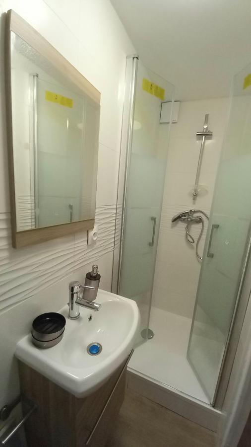 Super Appartement Au Centre Ville De Rosny Sous Bois Buitenkant foto